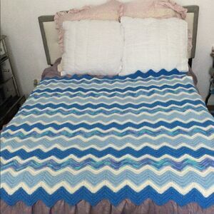 VNT throw blanket, knit, zig zag pattern